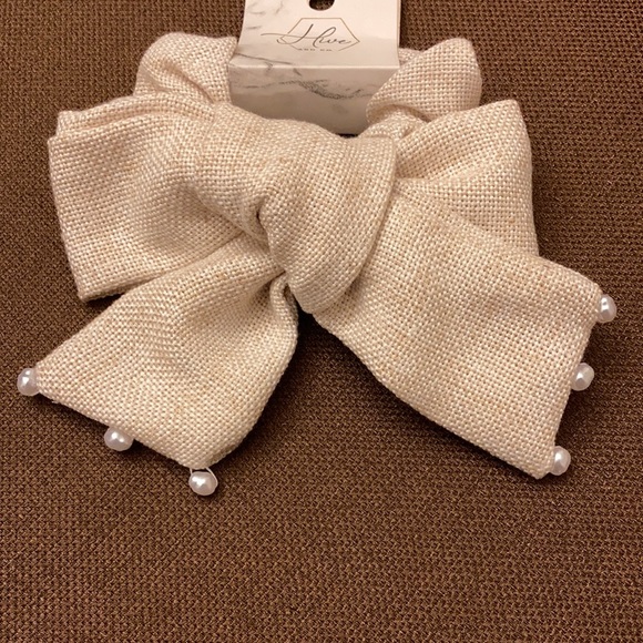 ⚜️Hive & Co Beige Bow Scrunchy w/ Pearl Accents! NWT! - Picture 2 of 3